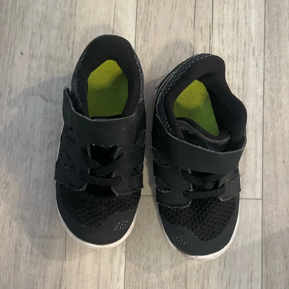Nike 8 Kids toddler boy Black white Athletic Shoes sneakers